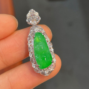 翠秦之皇冰阳绿福豆吊坠 18k金镶嵌天然翡翠A货种色兼备气质优雅