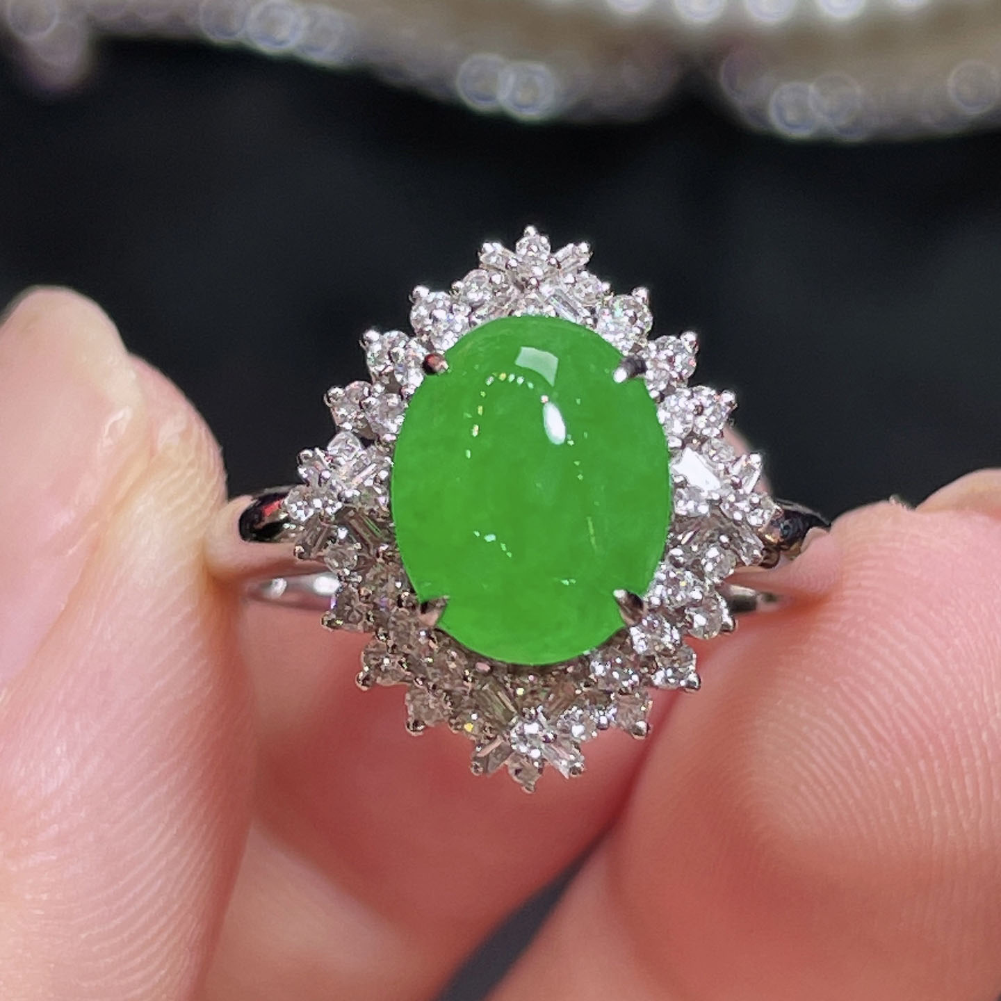 翠秦之皇冰阳绿蛋面戒指 18k金镶嵌天然翡翠A货种色兼备气质优雅