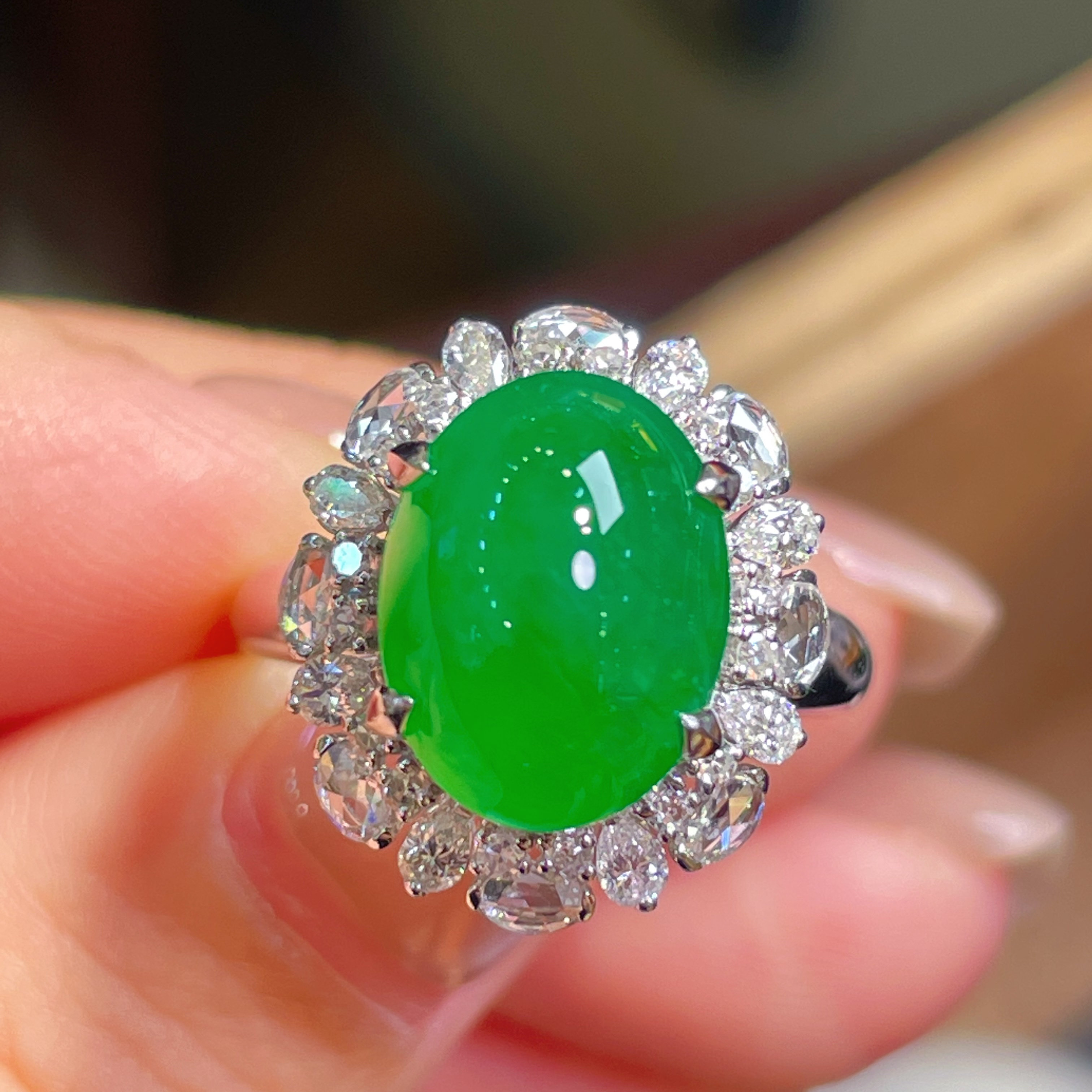 翠秦之皇冰阳绿蛋面戒指 18k金钻石镶嵌天然A货翡翠饱满莹润冰透