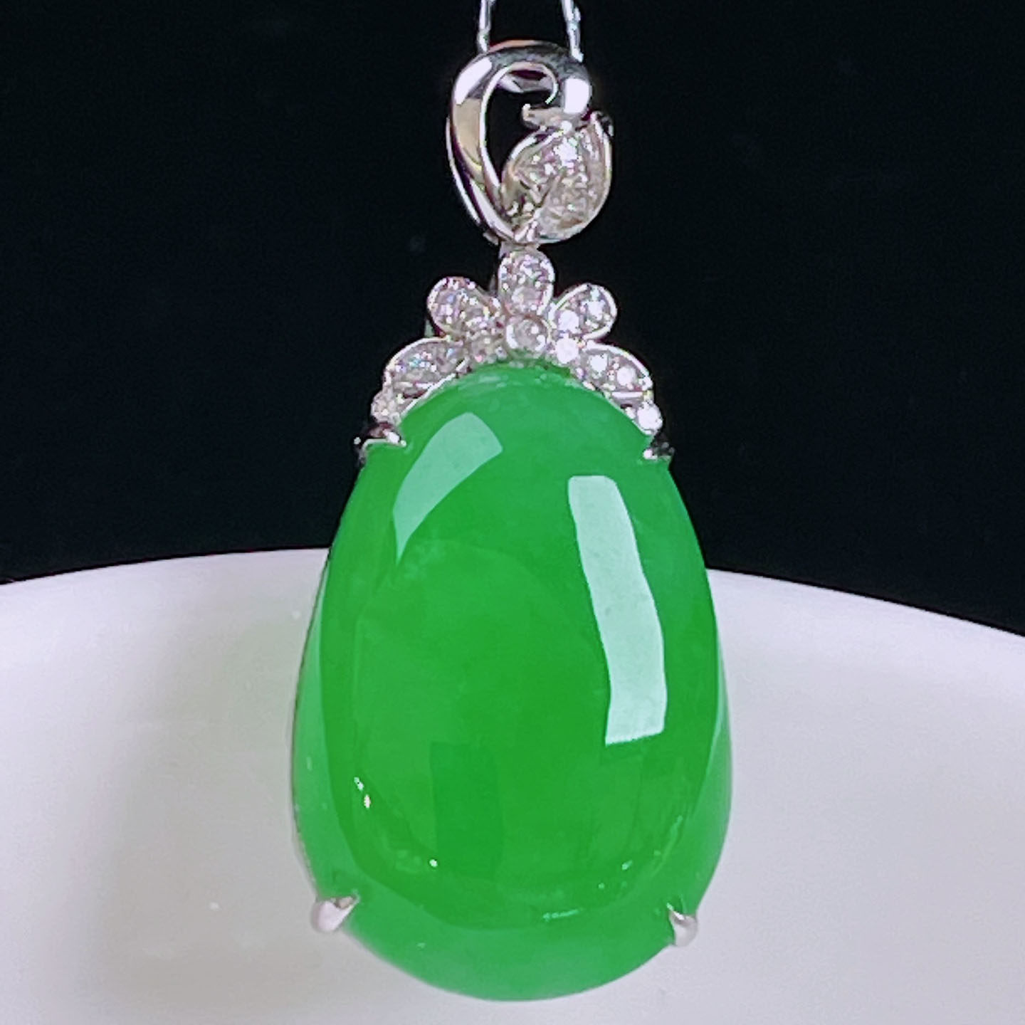 翠秦之皇冰阳绿福瓜吊坠 18k金镶嵌天然翡翠A货种色兼备气质优雅