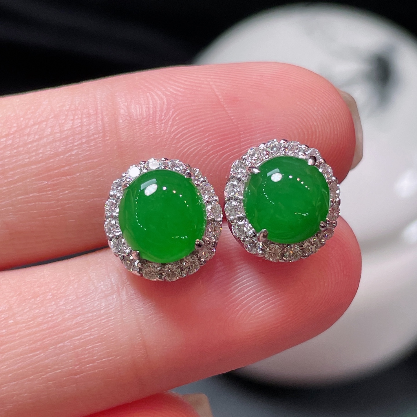 翠秦之皇冰阳绿蛋面耳钉 18k金镶嵌天然翡翠A货种色兼备气质优雅