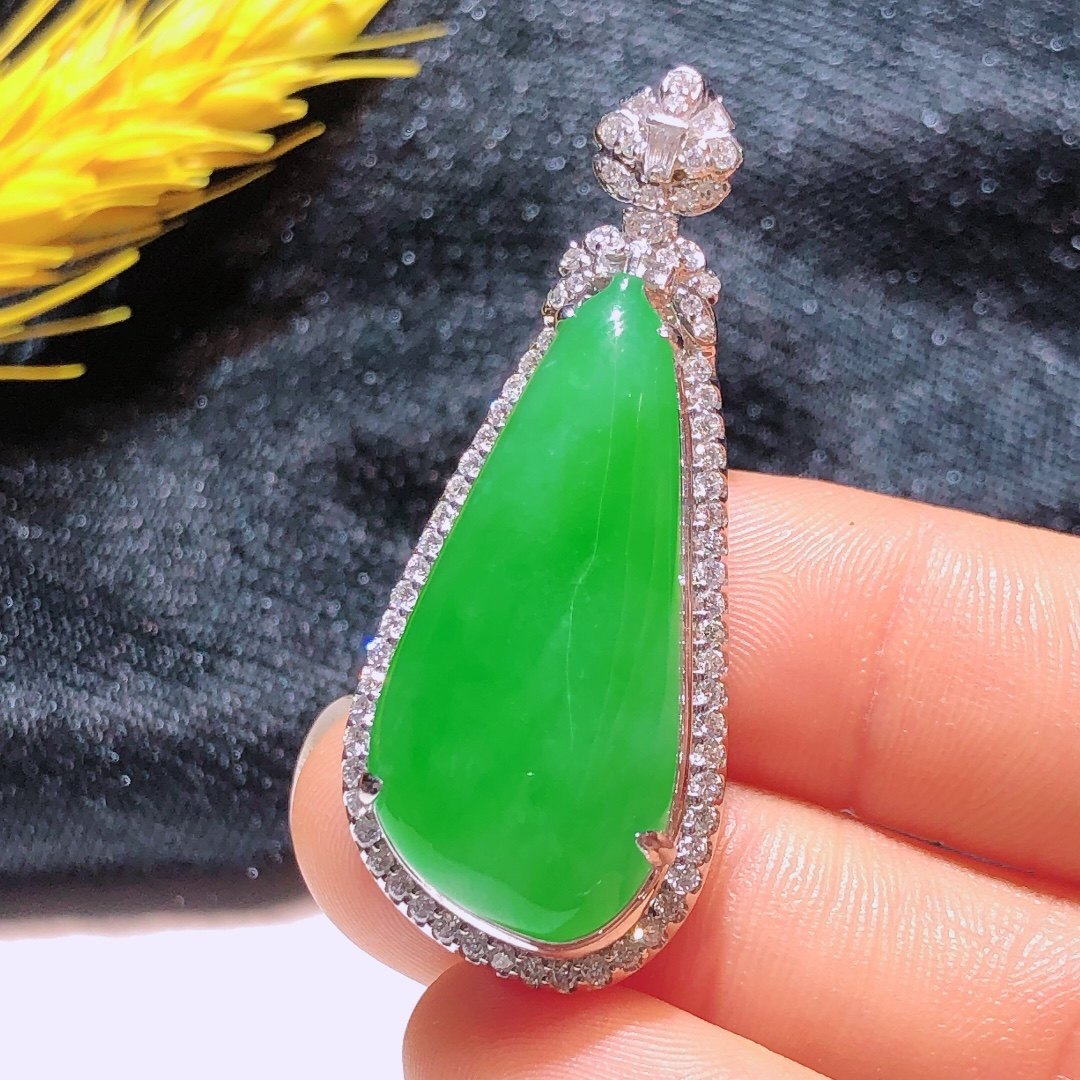 翠秦之皇冰阳绿福瓜吊坠 18k金镶嵌天然翡翠A货种色兼备气质优雅