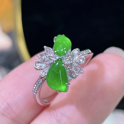 翠秦之皇冰阳绿随形戒指 18k金镶嵌天然翡翠A货种色兼备气质优雅