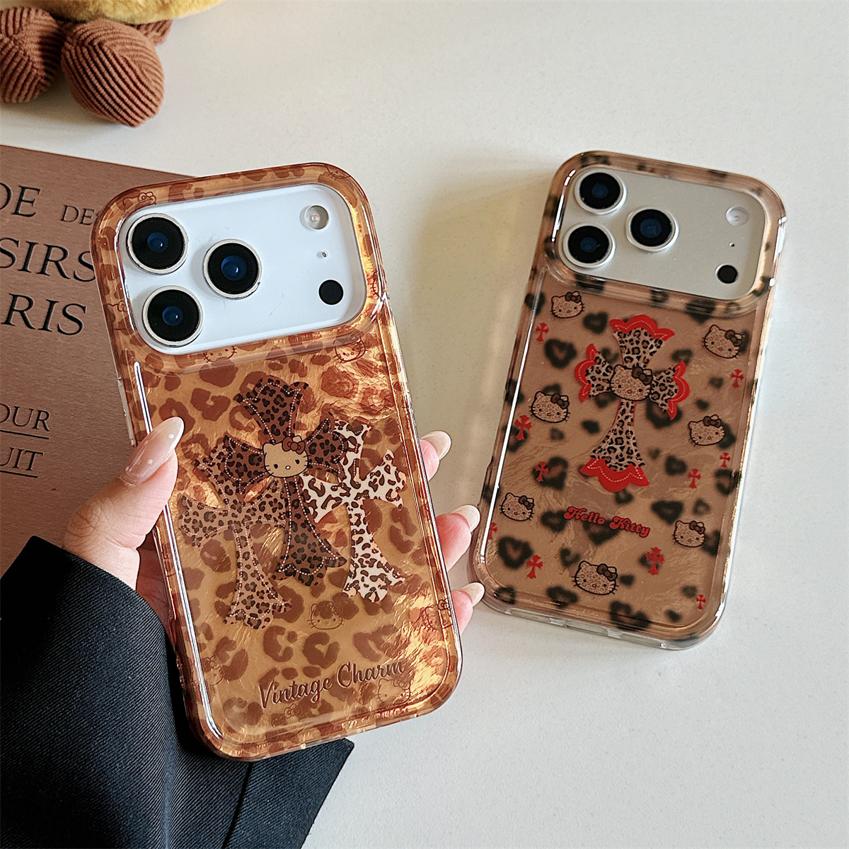 宏界 网红时尚可爱棕色豹纹十字架Kitty猫适用苹果17ProMax手机壳iphone15新款16pro硅胶14pro防摔13保护套