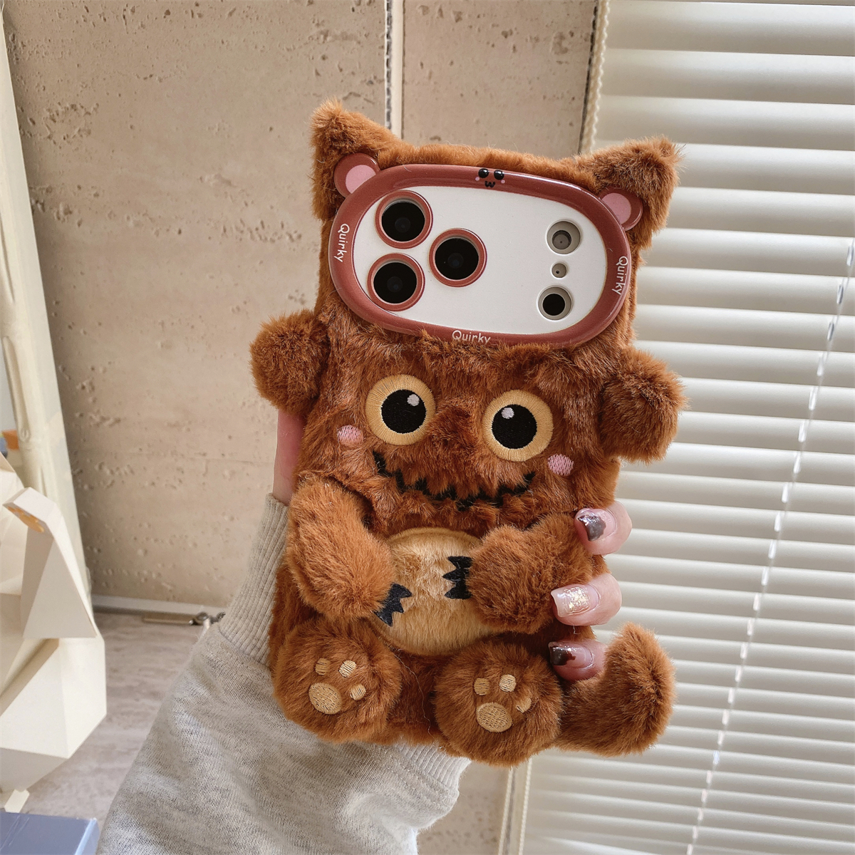 宏界 秋冬款毛绒可爱棕色小怪兽适用苹果17ProMax手机壳iphone15新款16pro硅胶13男女款14pro防摔12/11保护套