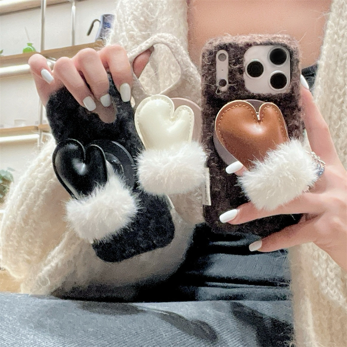 宏界 秋冬纯色绒布毛球手套磁吸支架适用苹果17ProMax手机壳iphone15新款16pro时尚13Pro女款14pro防摔保护套