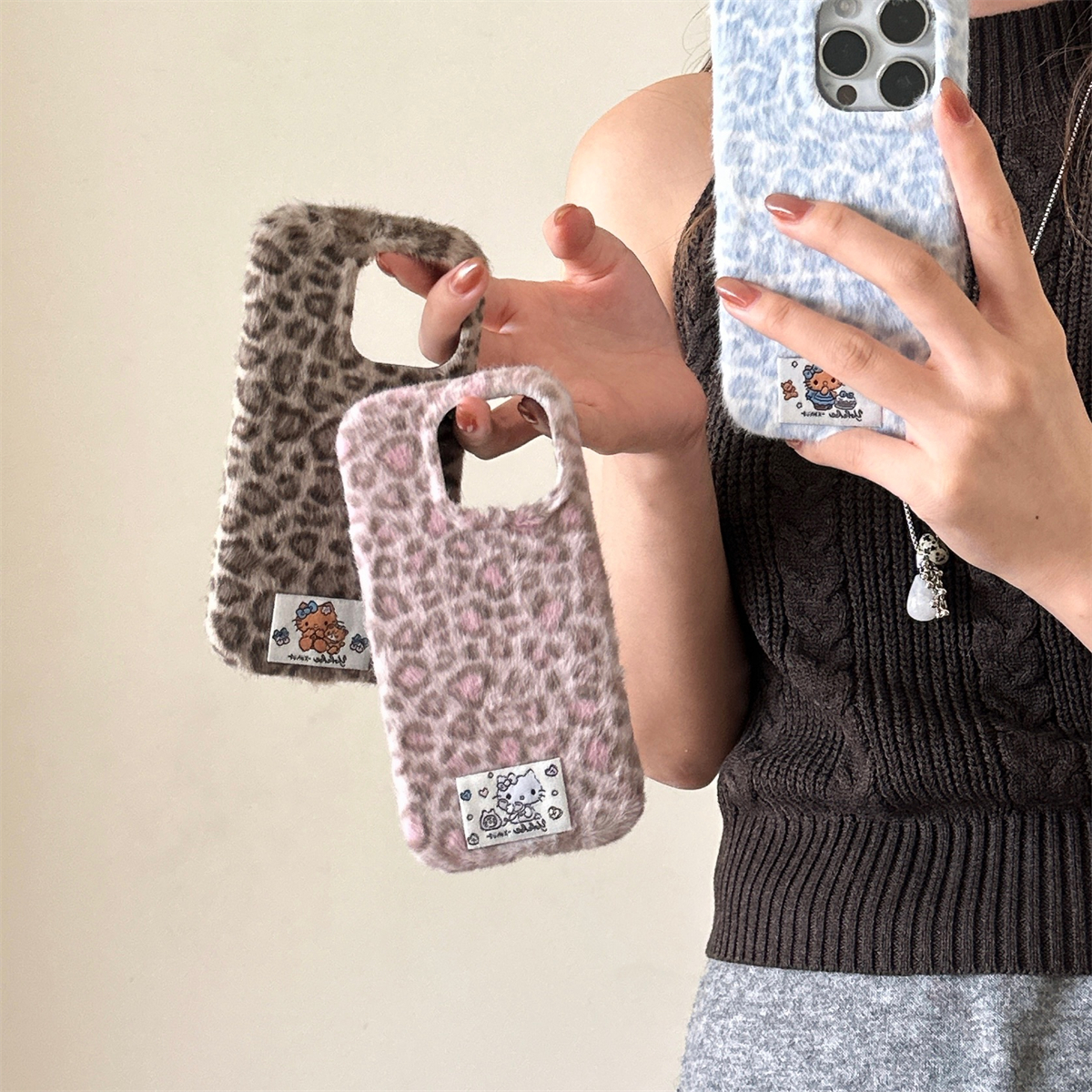 宏界 时尚可爱秋冬绒布豹纹Kitty猫标签适用苹果17ProMax手机壳iphone15新款16pro简约13女款14pro防摔保护套