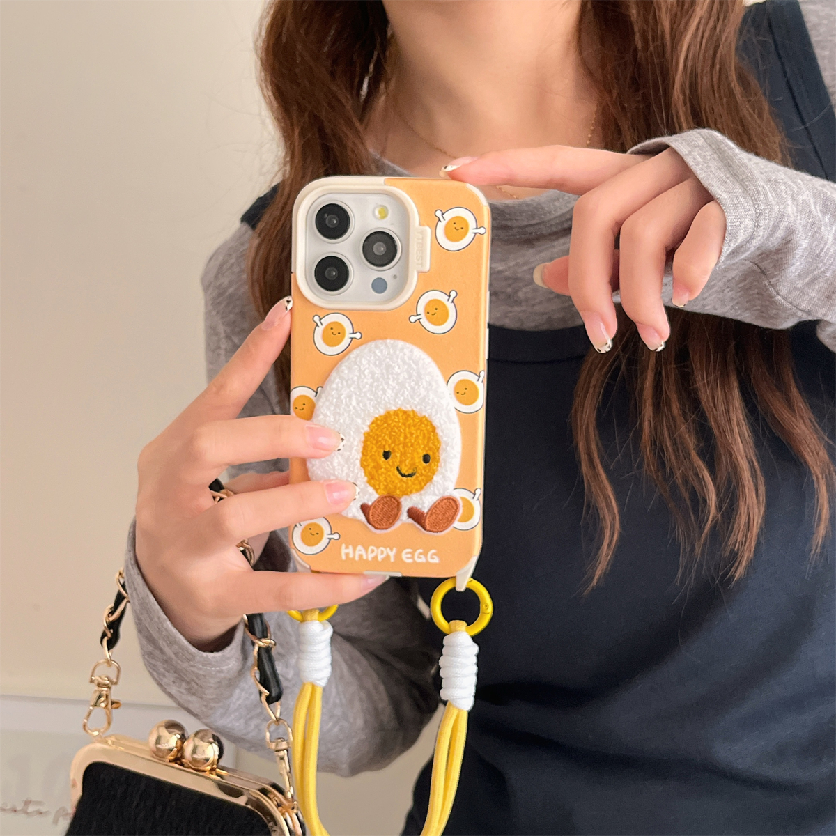宏界 秋冬皮纹刺绣鸡蛋表情带手绳适用苹果17ProMax手机壳iphone15新款16pro可爱13pro女款14pro防摔17保护套