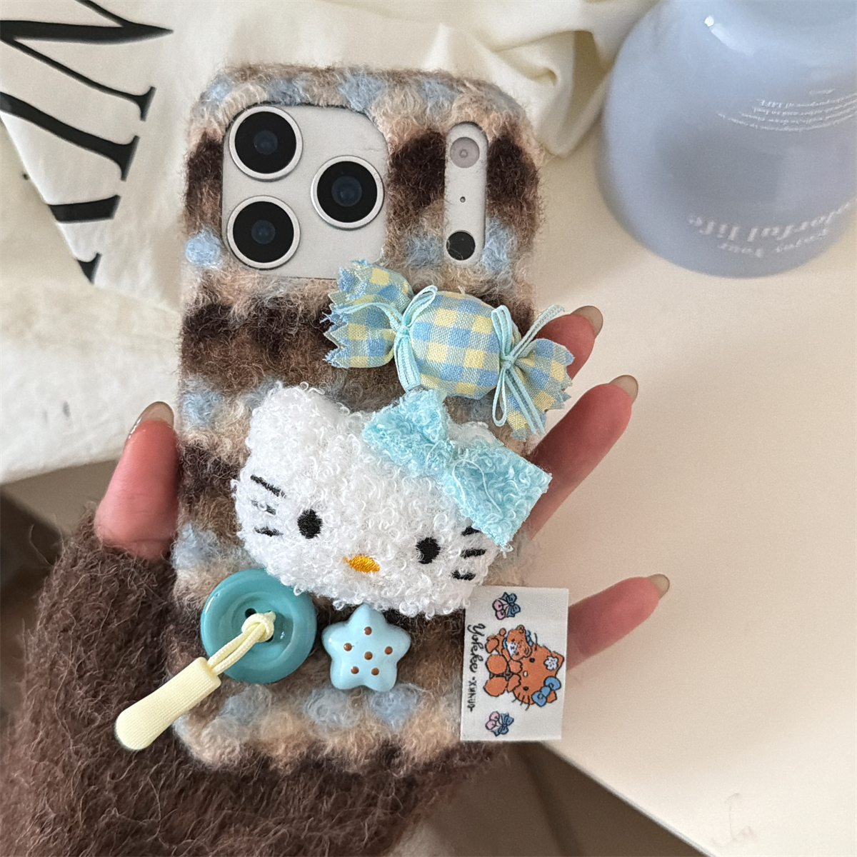 宏界 秋冬撞色绒布立体蓝色糖果Kitty猫适用苹果17ProMax手机壳iphone15Pro新款16pro女款14pro防摔13保护套