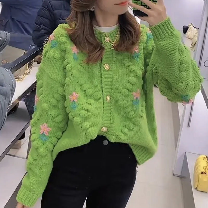 针织纽扣圆领外搭绣花女装批发价