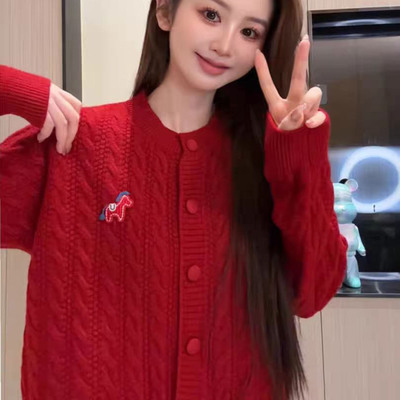 冬季红色圆领小马麻花提花针织衫