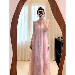 重工刺绣新款法式温柔风粉色挂脖网纱连衣裙女显白气质长裙度假风