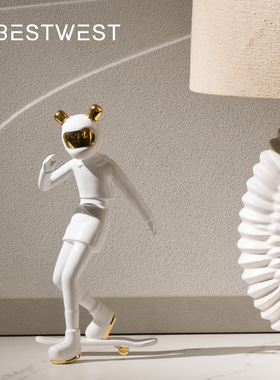 现代电镀滑板女孩潮玩摆件家居酒柜树脂装饰工艺品