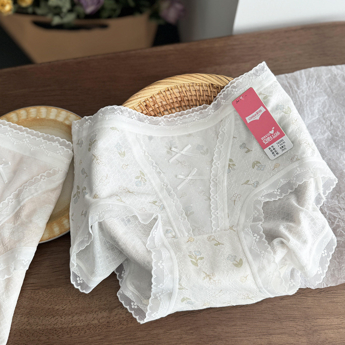 亲肤到犯规~彩田26年新款女士内裤中腰莱赛尔印花性感蕾丝三角裤