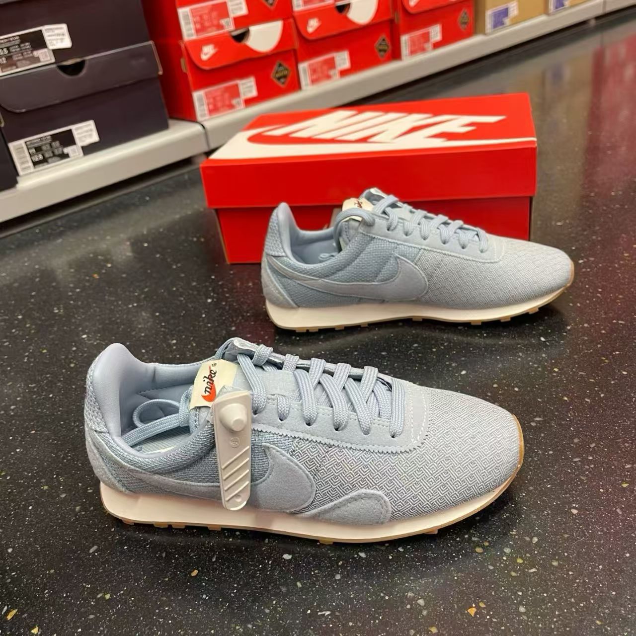 耐克Nike 女子华夫底运动舒适透气低帮休闲鞋844930-401