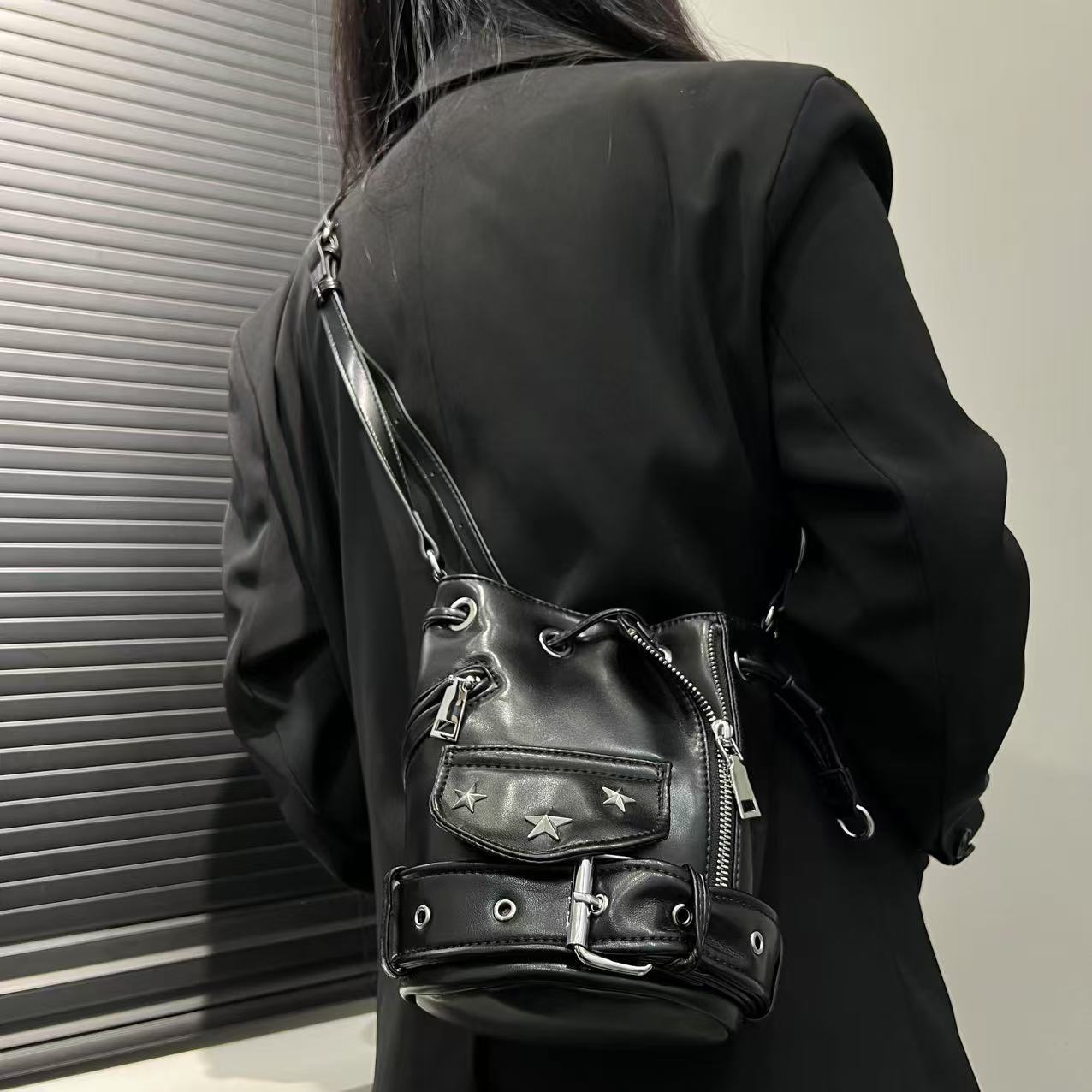 欧美新款暗黑朋克风女士包袋单肩斜挎包机车骑士便携小包水桶包潮