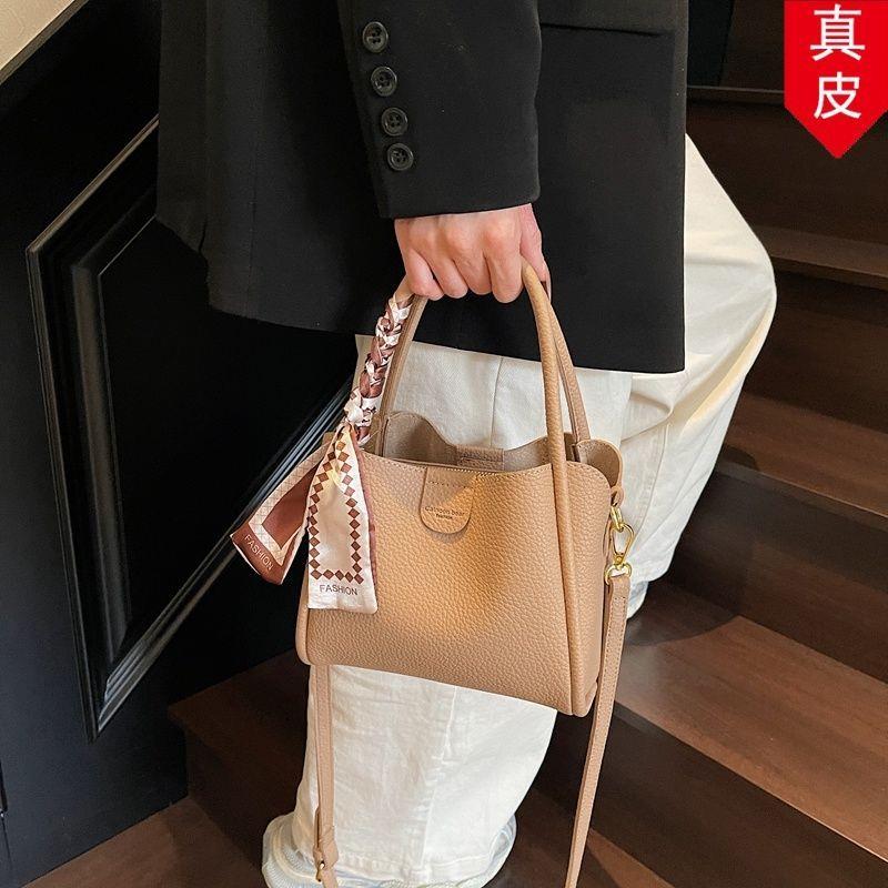 点缀ins单肩丝巾女2026版斜爆精致跨女包高配定制手提火网真皮红