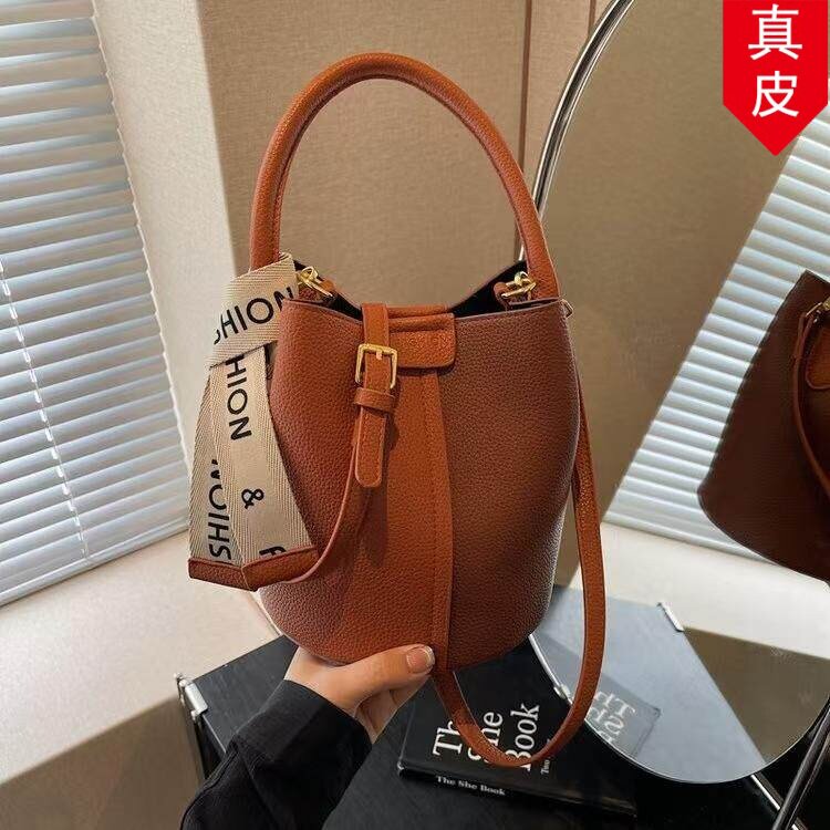 高级感今年流行小众撞色水桶包