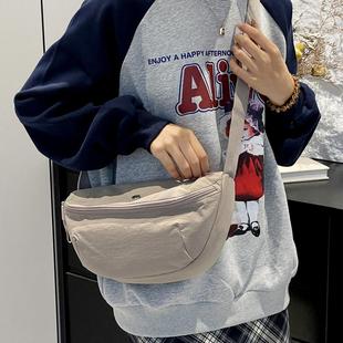 日系超轻防水斜挎包牛津布男女通用百搭单肩尼龙轻便实用马鞍胸包