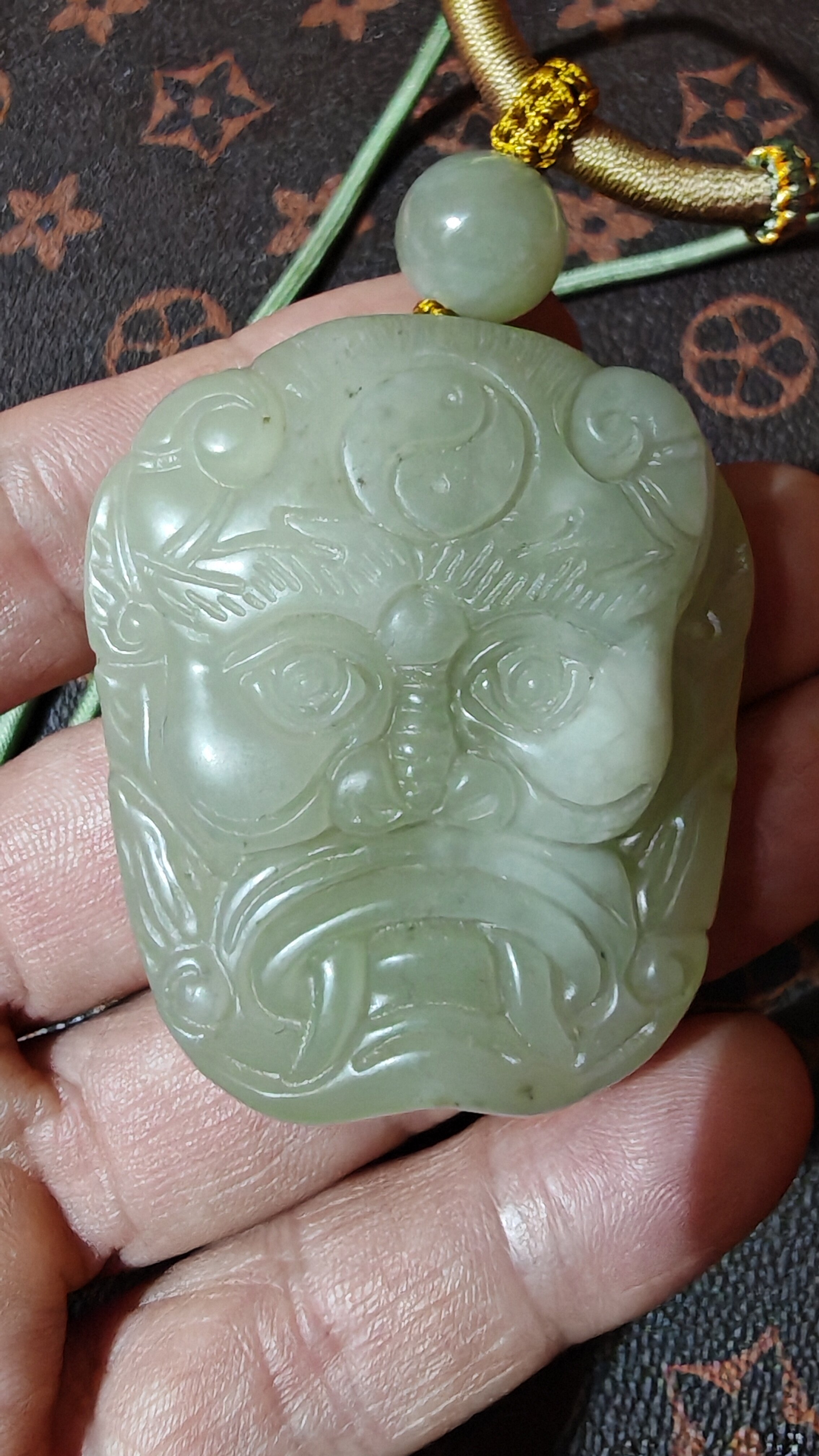 和田玉兽面，纯手工普工雕刻！颈饰