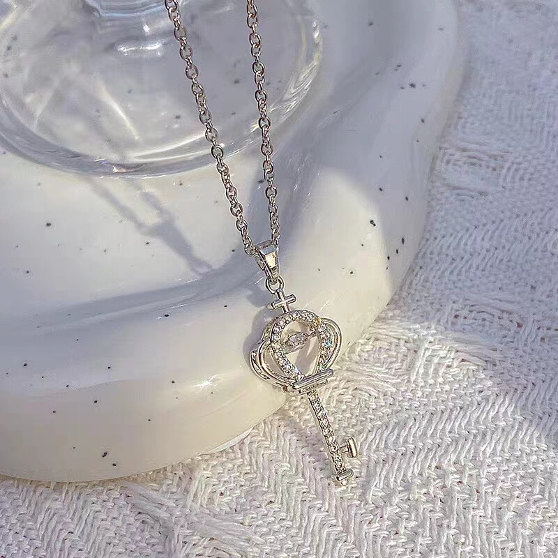 AU750纯18K白金镶嵌美国进口D色莫桑石皇冠钥匙项链高级轻奢时尚