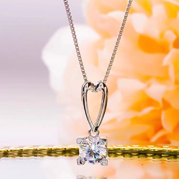 AU750纯18K白金镶嵌美国进口D色莫桑石镂空爱心HW项链设计感时尚