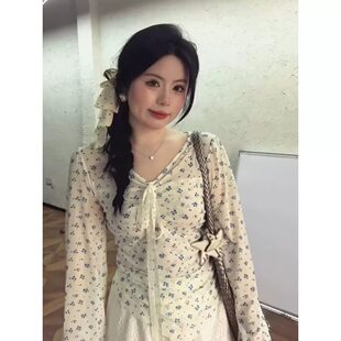 2026新款不规则碎花微透V领抽褶长袖T恤女春季设计感韩系休闲上衣