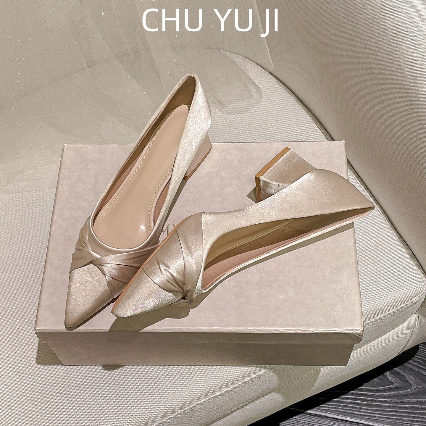 浅口绑带缎面粗跟婚鞋女气质风尖头一脚蹬高级感配婚纱法式高跟鞋