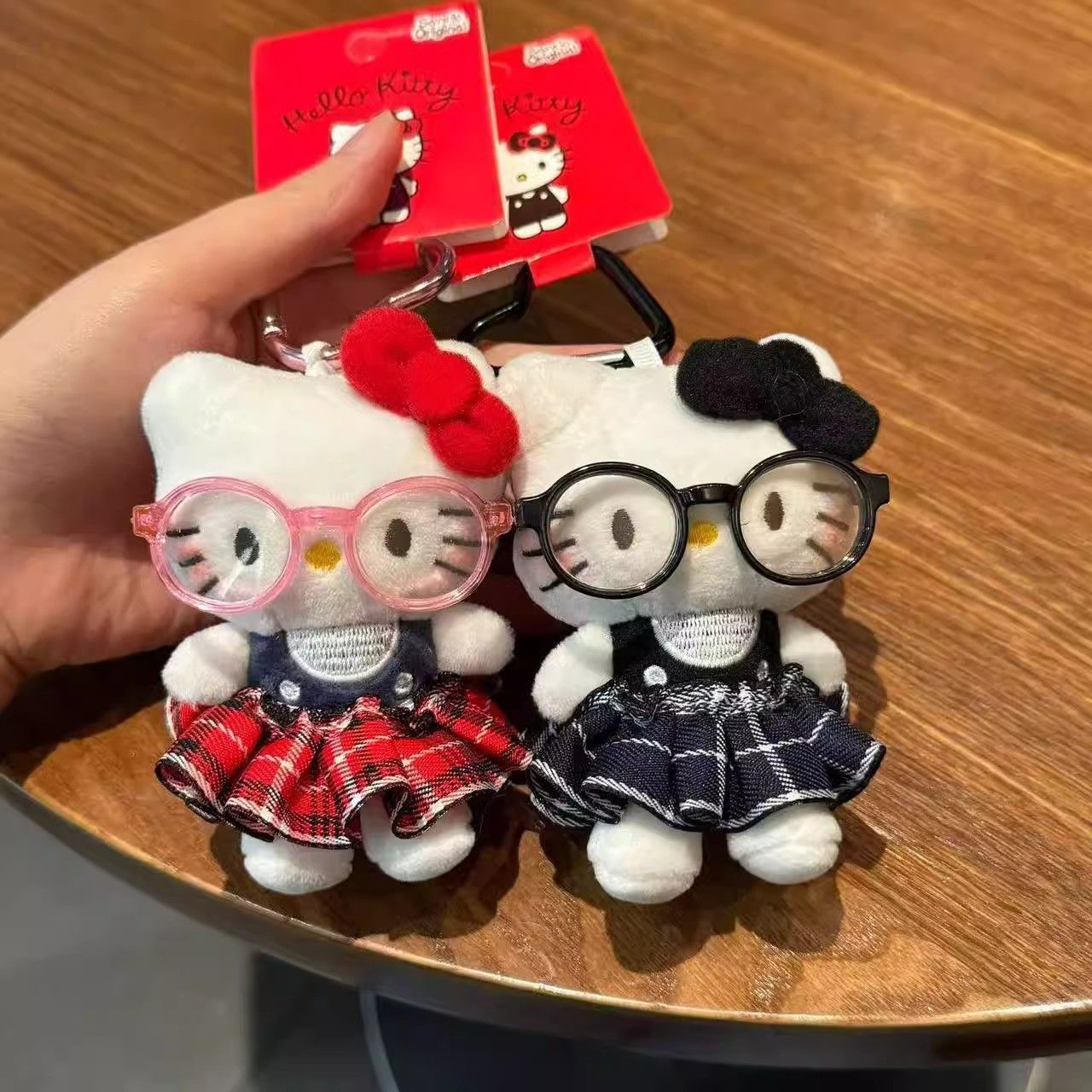 眼镜格子裙KT猫包包挂件书包挂饰品公仔学生可爱毛绒玩偶钥匙扣