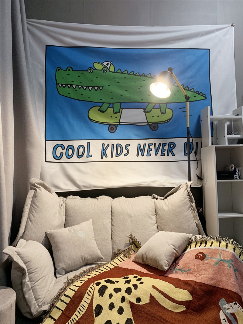 东柏 COOL KIDS滑板鳄鱼个性卡通可爱背景布挂布出租房改造装饰布-封面