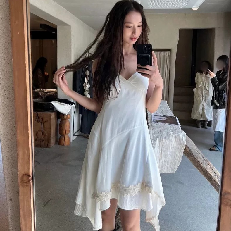 蕾丝拼接不规则下摆吊带连衣裙女