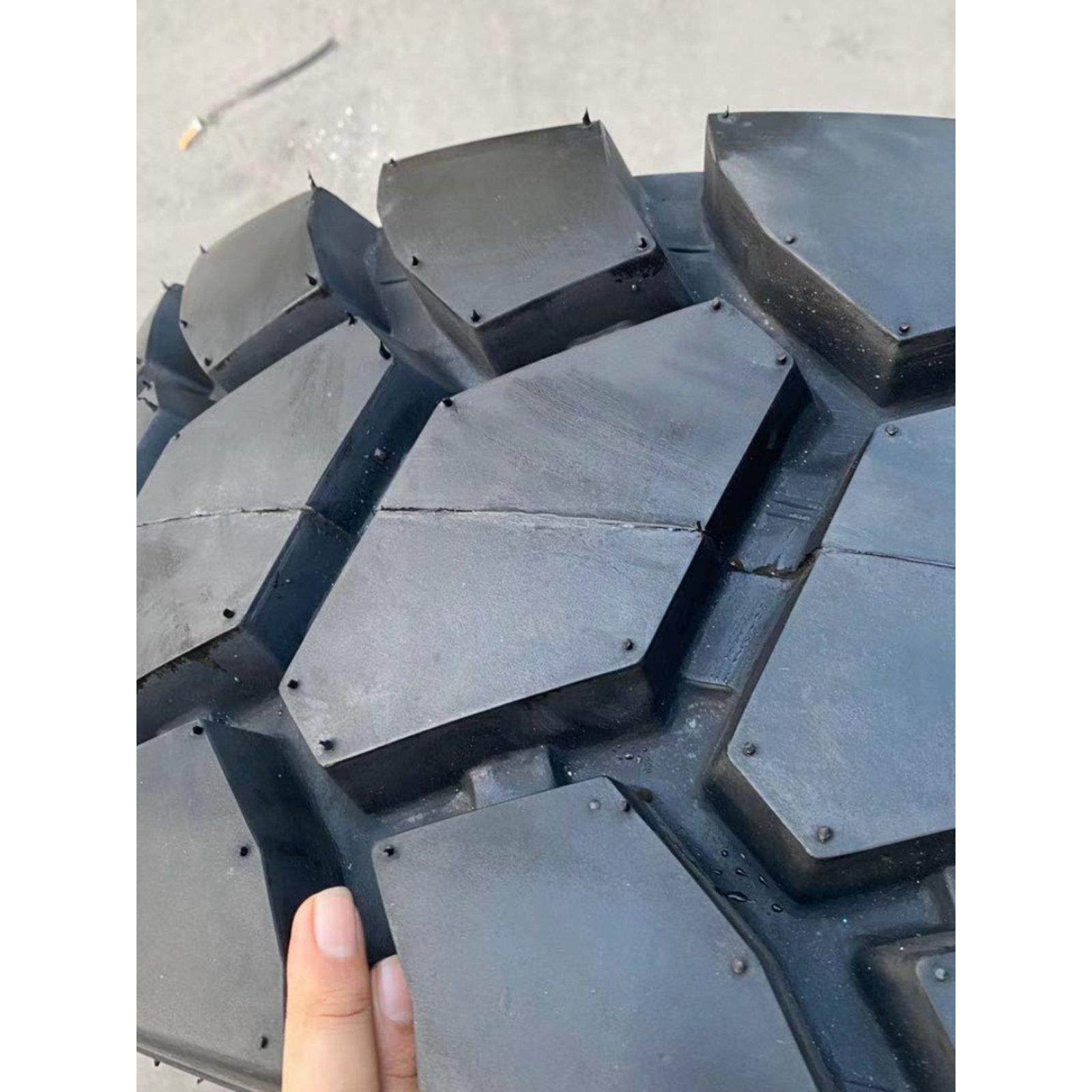 滑移装载机斗山60卡特山猫10-16.5 14-17.5扫雪扫地机12-16.5轮胎