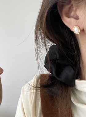 法式高级感复古精致小巧金属白色欧泊石耳钉小众设计气质耳饰