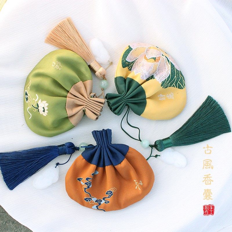 WEARING A SACHET PURSE ON THE WAIST A HANDMADE HANFU PENDANT HANGING ANCIENT STYLE EMBROIDERY TASSEL CHINESE STYLE SACHET PIXIU