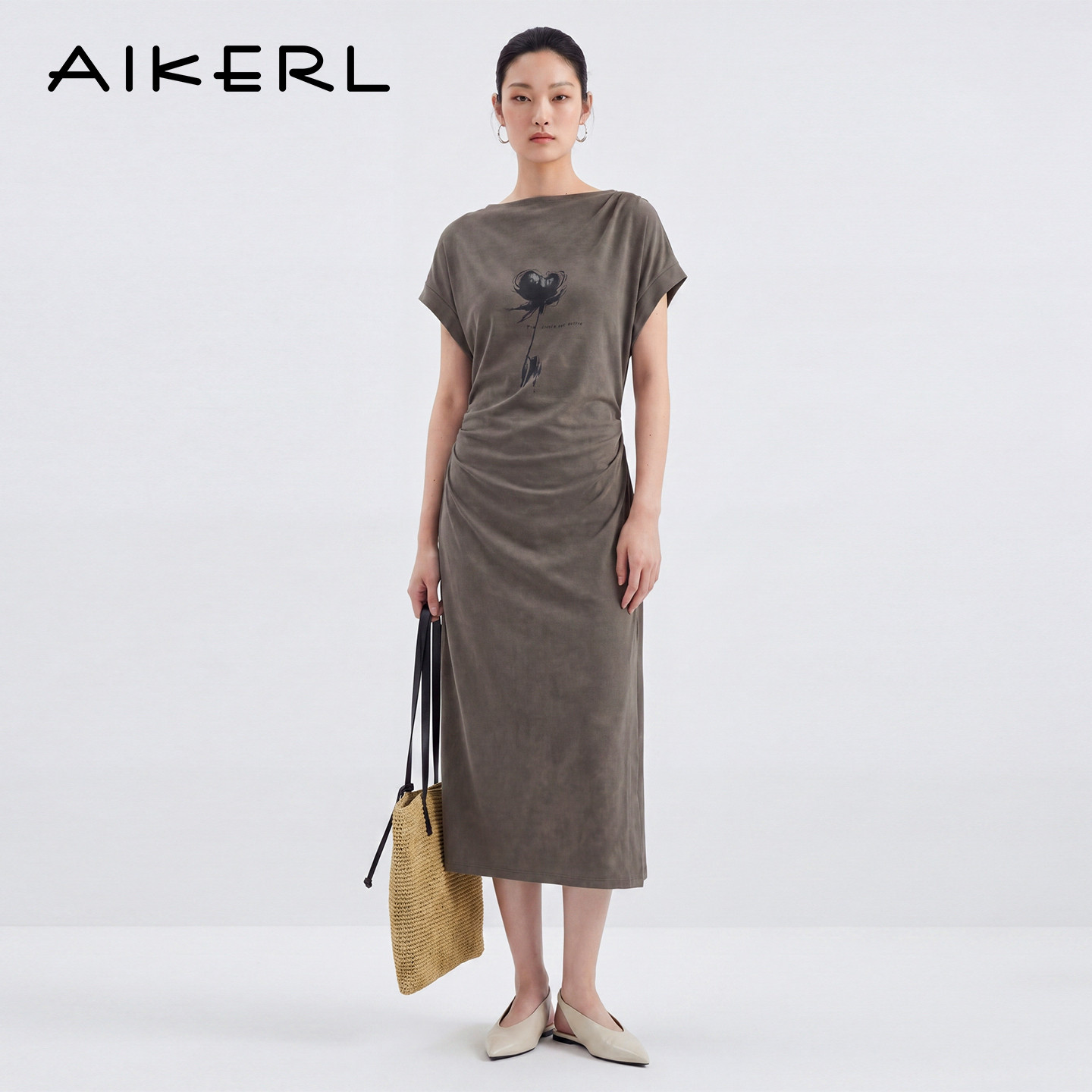 AIKERL艾可儿一字领优雅气质收褶不规则开叉连衣裙D252201