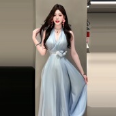 超仙气绝美漂亮蓝色挂脖连衣裙女夏2025新款 法式 气质度假掐腰长裙