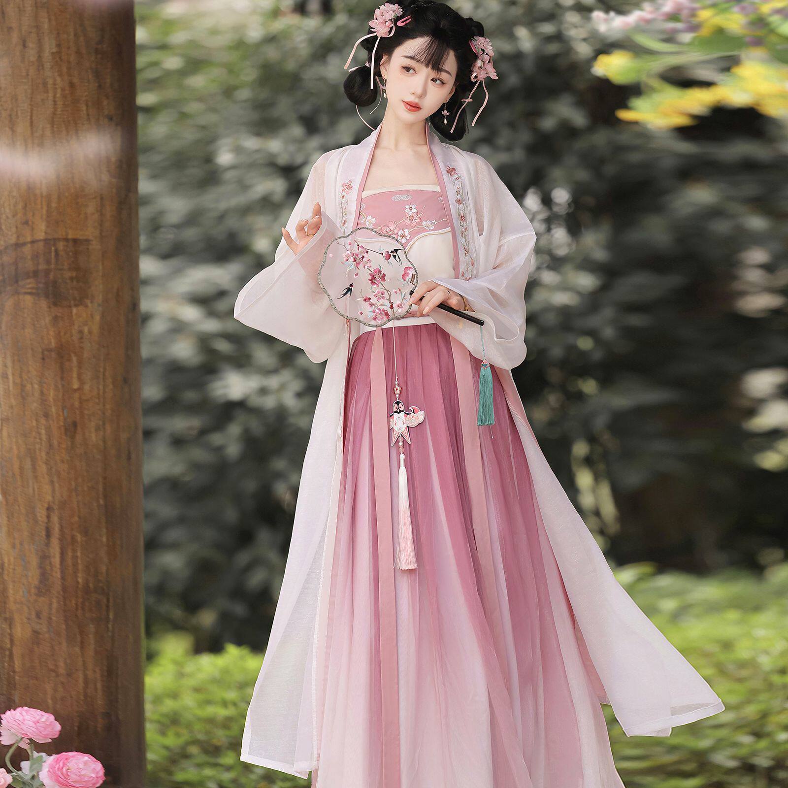 粉樱唐制齐胸渐变刺绣汉服襦裙