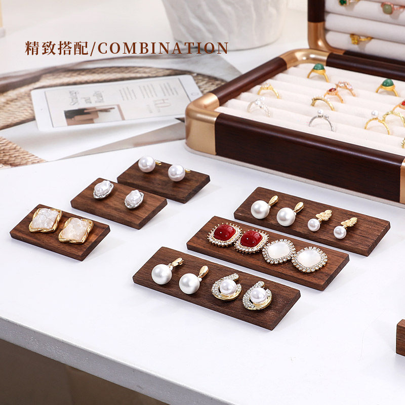 高颜值韩系胡桃木耳钉展示挂片图片