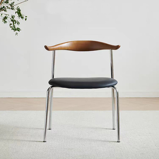 北欧实木靠背中古餐椅设计师黑色复古牛角椅凳小户型家用餐桌椅子