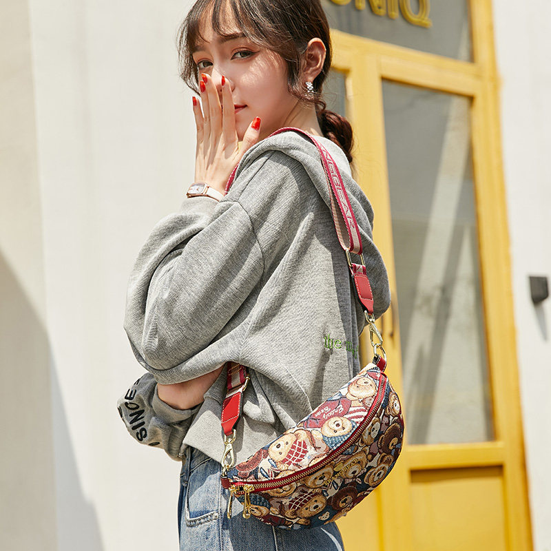 小熊依恋2021新款运动腰包女士跑步多功能休闲胸包时尚单肩斜挎包