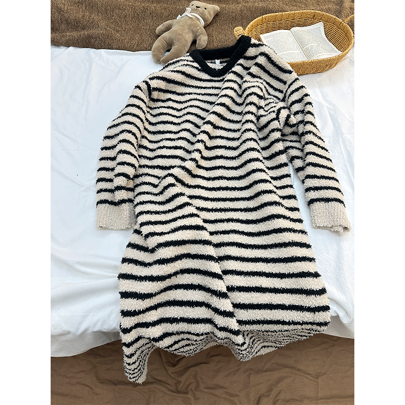宽松条纹半边绒睡裙女款秋冬季新款保暖珊瑚绒家居服大码套装女款