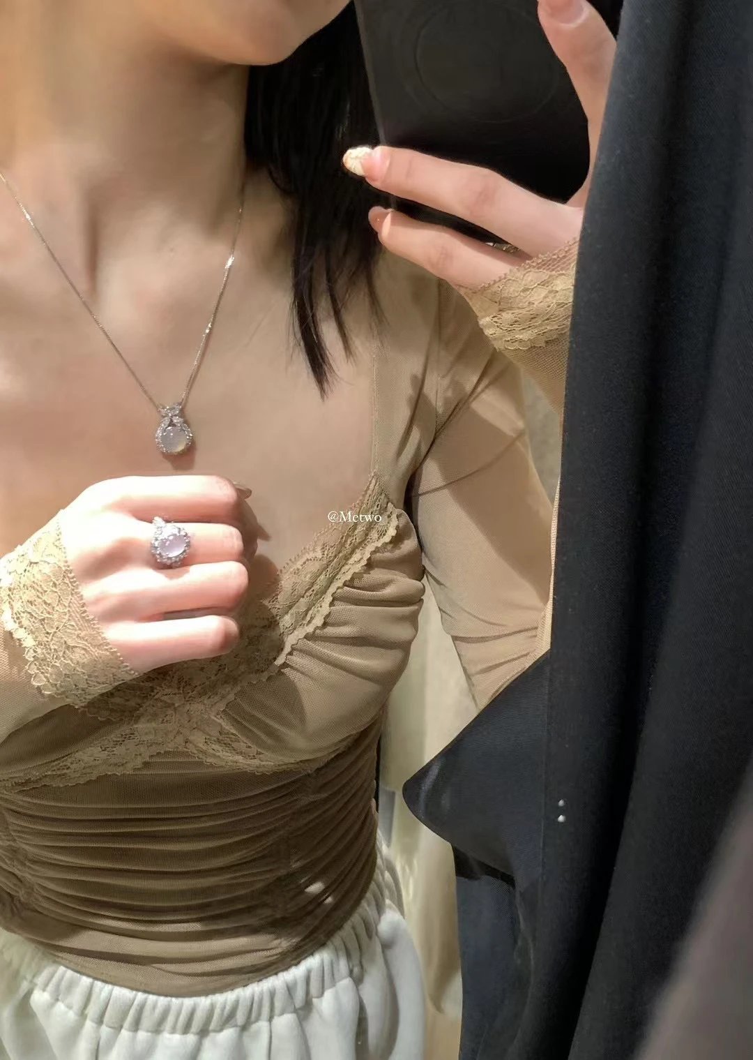 METWO 8668双层纱v领长袖蕾丝衫女2025早春修身褶皱辣妹打底上衣