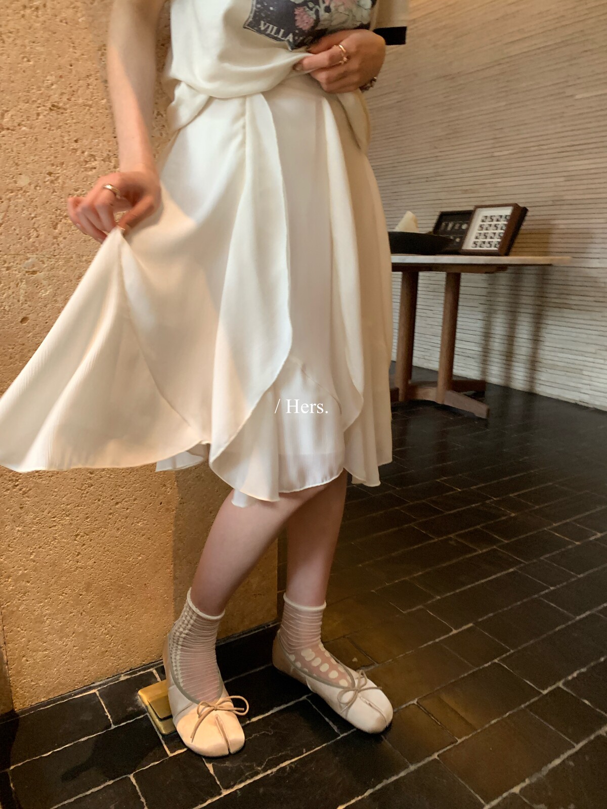 26年早春!【Hers】韩系简约日常通勤设计感中款飘飘半身裙女80119