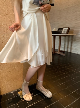 26年早春!【Hers】韩系简约日常通勤设计感中款飘飘半身裙女80119