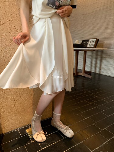 26年早春!【Hers】韩系简约日常通勤设计感中款飘飘半身裙女80119