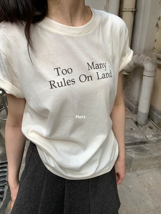 一勺甜 hers日常调性休闲字母宽松短袖T恤2025秋圆领上衣92068