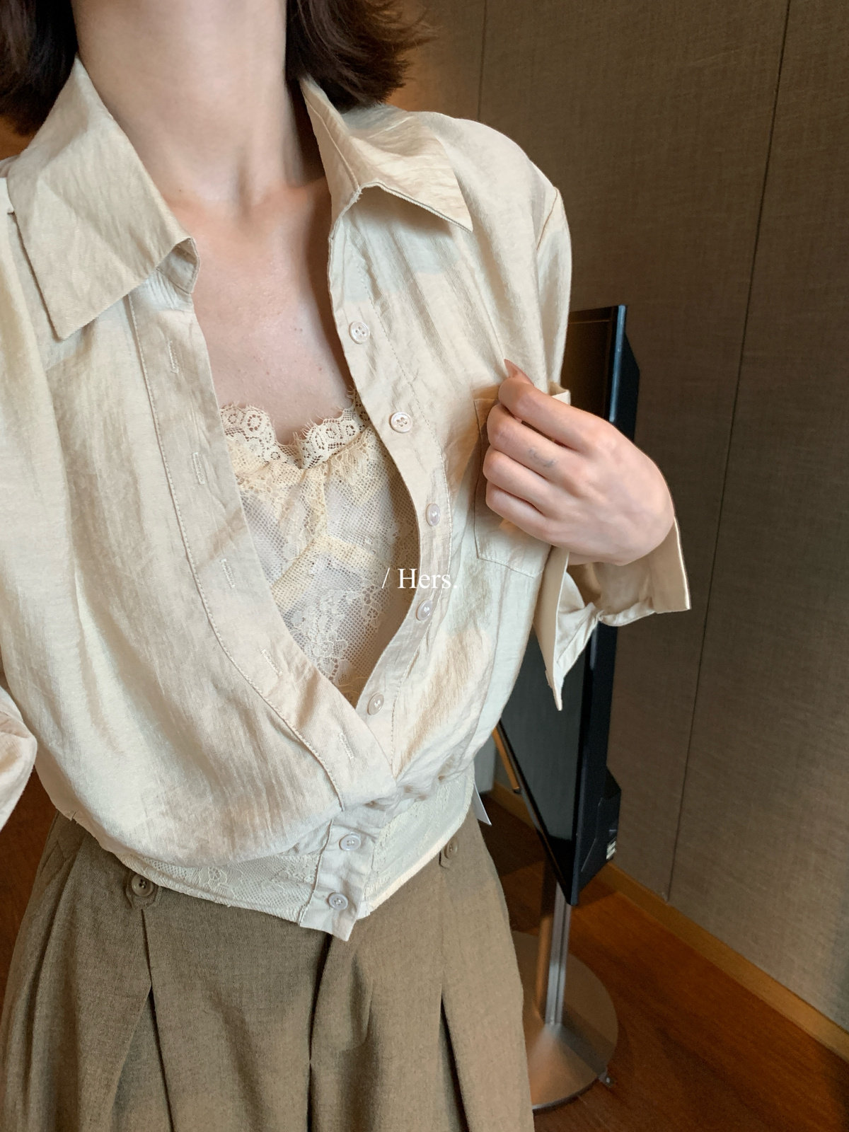 Hers韩系日常V领蕾丝拼接小衫女