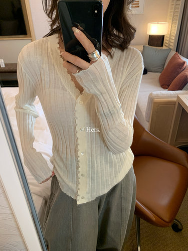Hers小调性磨破感坑条排扣针织衫