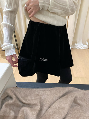 Hers简约贵气感丝绒短款半身裙女