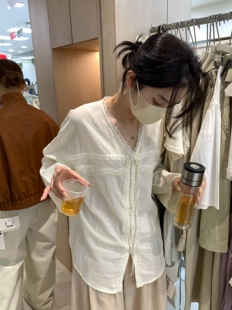 女80322 日常简约富贵闲人度假感@V领系带衬衫 26年春款 Hers